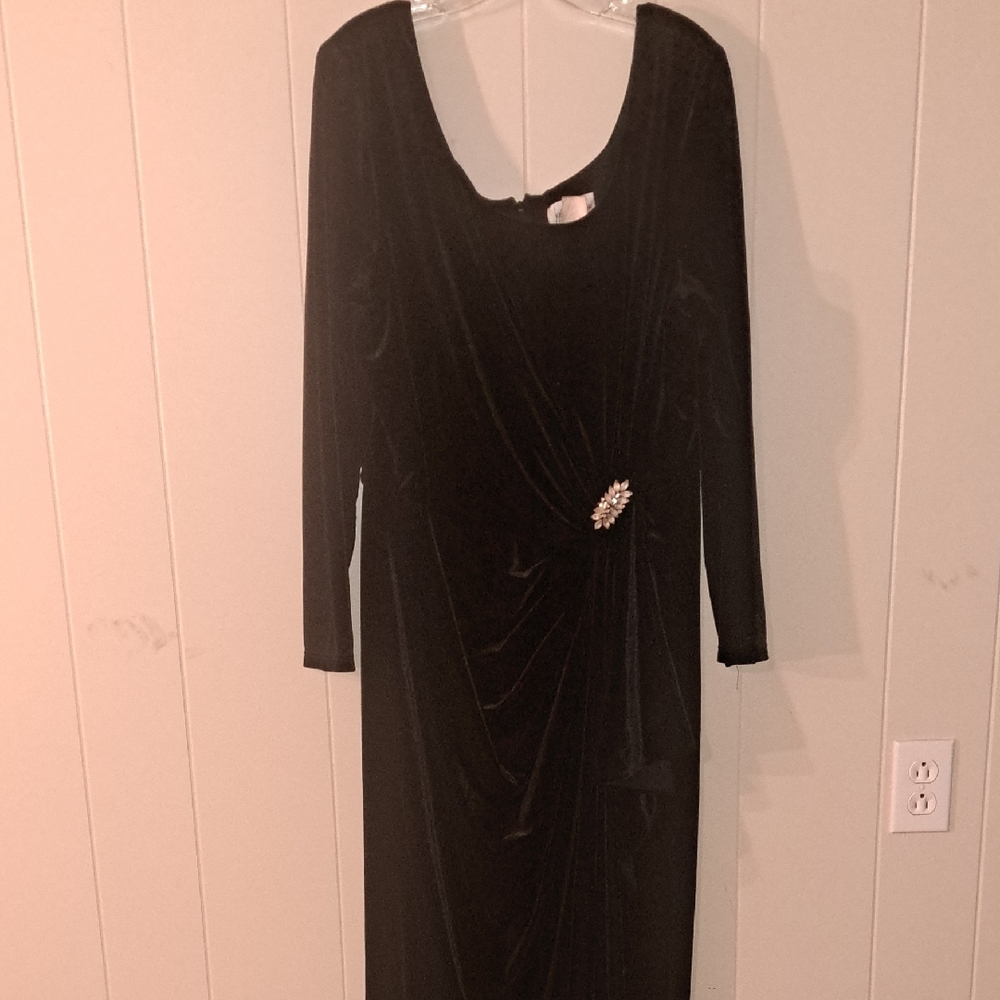 Elegant Long Sleeve Black Dress with Brooch